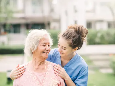O cuidador de idosos tem a função de zelar pelo conforto e bem-estar do paciente de terceira idade.